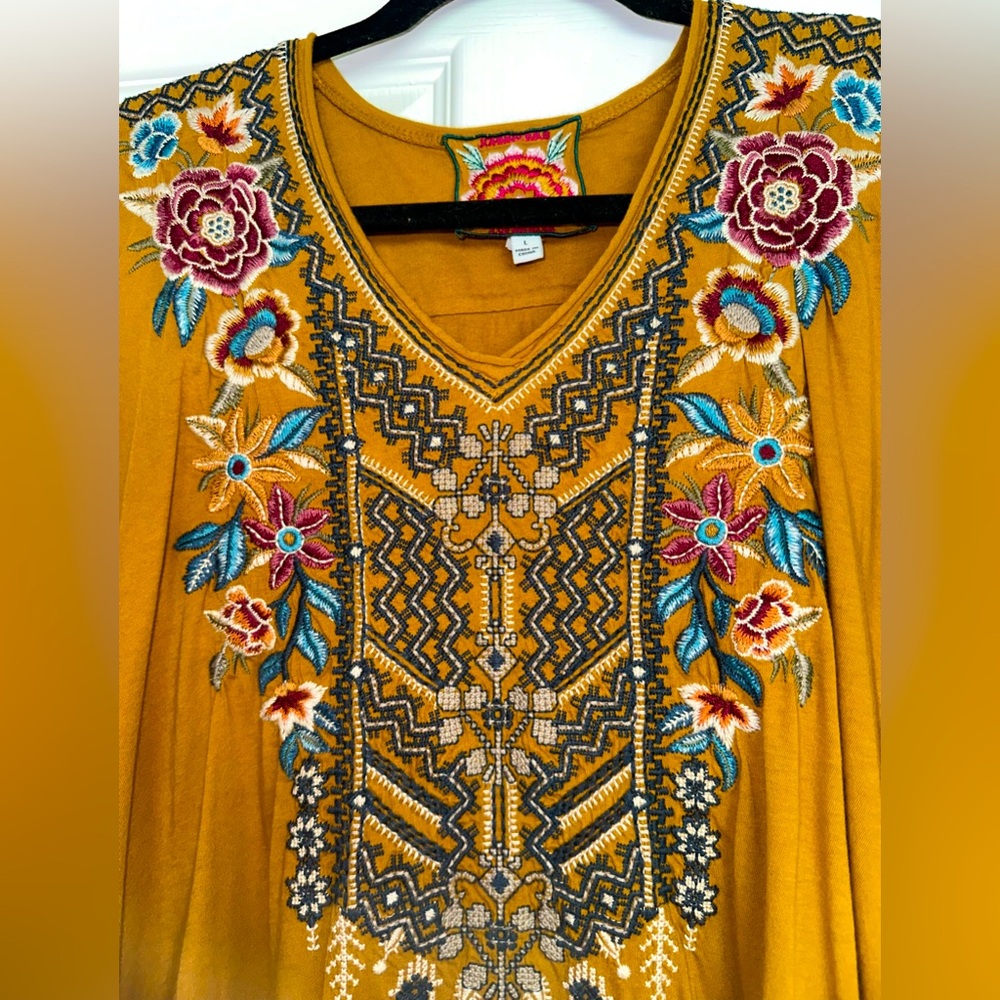 Stunning embroidered Johnny was Tunic